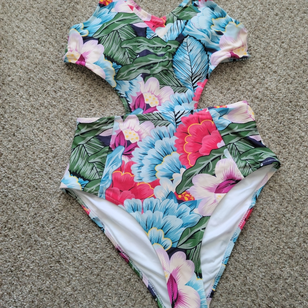 Cupshe Swimming Suit monokini style with cheeky bottom